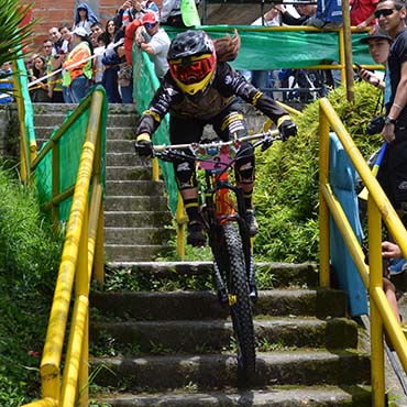 Isabeu Courdurier fue segunda en las competencias de DHI Urbano que abrieron la Copa Mundo de Enduro para la categoría femenina