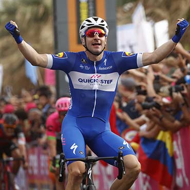 Viviani ganó el primer round de los sprinters en el Giro de Italia 2018