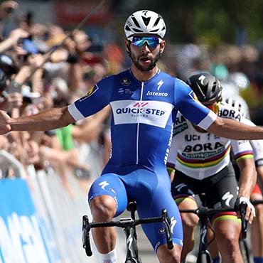 Fernando Gaviria derrotó a Caleb Ewan y a Peter Sagan en la etapa 5 del Tour de California