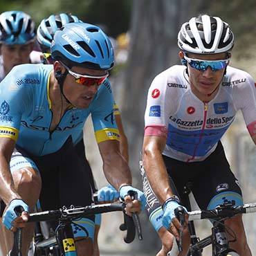 López le dedicó su podio y magia blanca a su compañero de equipo y principal escudero en el Giro 2018, Luis León Sánchez