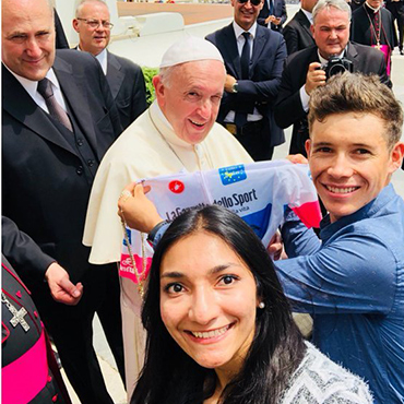 Miguel Ángel López tuvo su encuentro con el Papa Francisco en el Vaticano y le entregó su camiseta banca del Giro