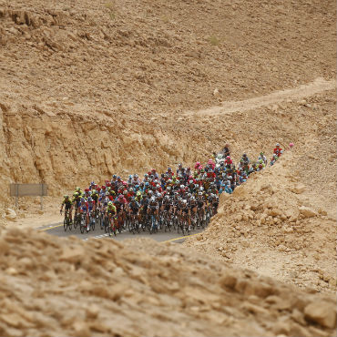 El Pelotón del Giro de Italia rodando durante una de las etapas realizadas en Israel (Foto Bettini)