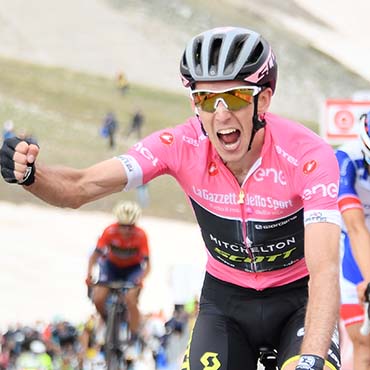 Yates ganó en el Gran Sasso y se consolidó al frente de la maglia rosa encabezando el 1-2 del Mitchelton-Scott junto a Esteban Chaves