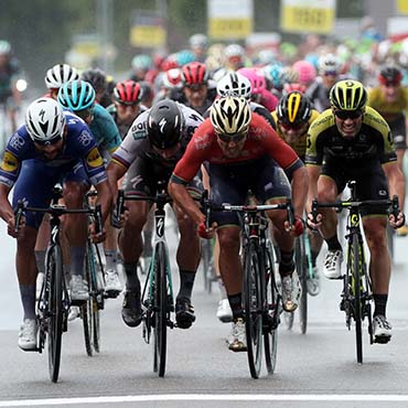 Fernando Gaviria fue segundo en un cerrado sprint con Colbrelli y Sagan en la 3a etapa de la Vuelta a Suiza