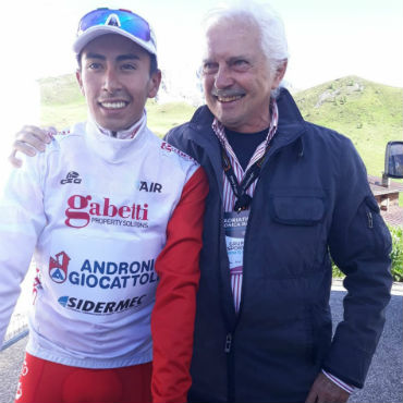 Ivan Sosa ganador de etapa y líder de la Adriática Iónica de Italia celebra junto a Gianni Savio. (Foto Androni-Sidermec)