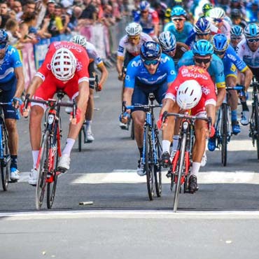 El Foto-Finish le dio el triunfo a Nacer Bouhanni sobre su compañero Christophe Laporte en primera etapa