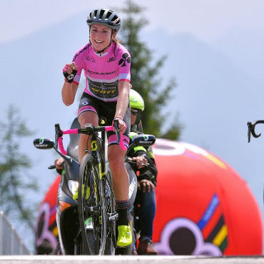 La holandesa Annemiek van Vleuten, ganó etapa reina y se sostiene en liderato