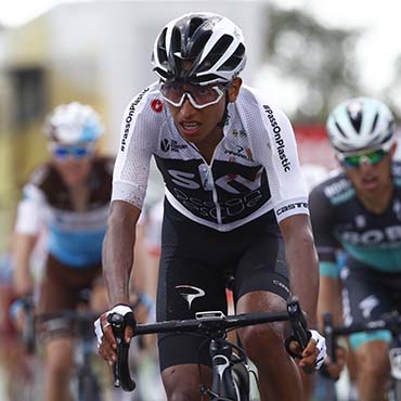 Egan Bernal sigue ganando experiencia en su primera carrera de tres semanas