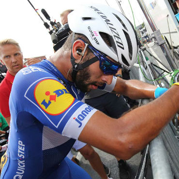 Fernando Gaviria, sancionado por roce con André Greipel en octava etapa