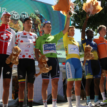 Alejandro Osorio en el podio de los consagrados del Tour de L'Avenir (Foto FCC)