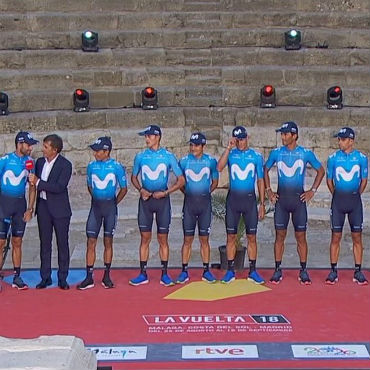 Nairo Quiintana y el Movistar durante la presentación de equipos este jueves en Málaga (Foto Movistar)