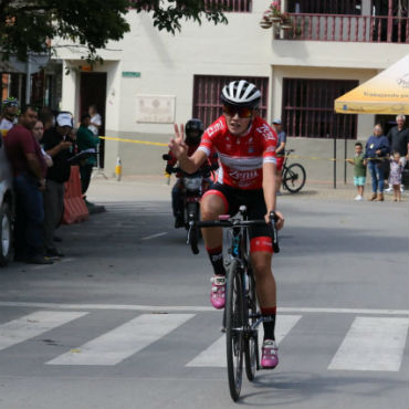 Natalia Pardo (Coldeportes-Zenú-Sello Rojo) ganó última etapa de Clásica de Marinilla