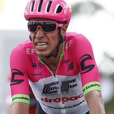 Rigoberto Urán contento por la victoria este miércoles de su compañero Simon Clarke.