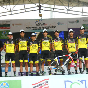 Equipo de Bicicletas Strongman Coldeportes, durante presentación de equipos