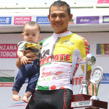 Alex Cano en el podio con su hijo y con el trofeo de campeón de Clásico RCN