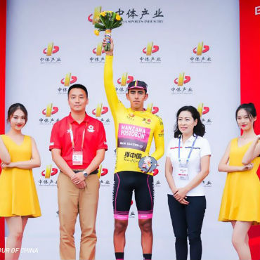 Sebastián Molano se mantiene líder del Tour de China I y está una jornada del título