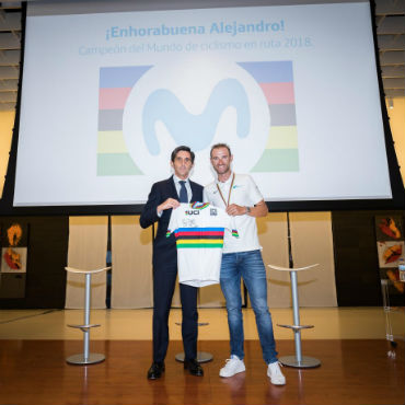 Alejandro Valverde, brindó su medalla de oro a los españoles en el homenaje en el Centro de Telefónica de Madrid (Fotos Movistar)