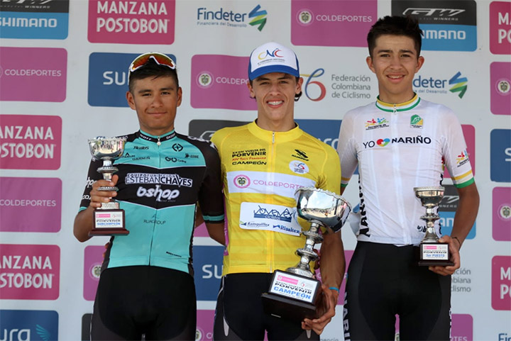 Daniel Arroyave encabezó el podio final de la Vuelta del Porvenir 2018 junto a Daniel Méndez (ECH) y Marlon Castro (NAR)