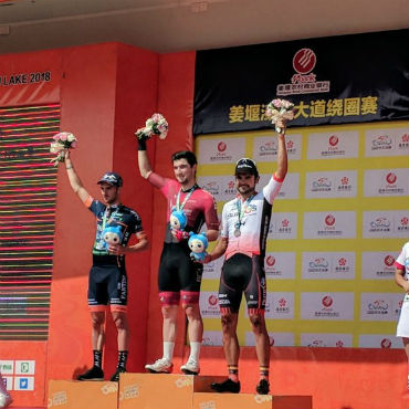 Dylan Kennett de Nueva Zelanda ganador este jueves de cuarta etapa de Tour de Taihu