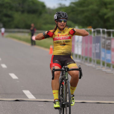 La antioqueña Lina Hernández alcanzó la victoria de la tercera etapa del Tour Femenino (Fotos FCC)