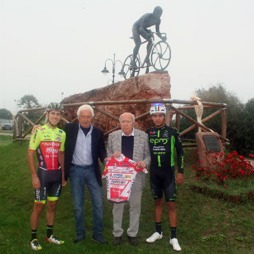 Miguel Florez, Gianni Savio y Daniel Muñoz con Pino Buda, Dueño de la empresa Sidermec. (Foto Androni-Sidermec)