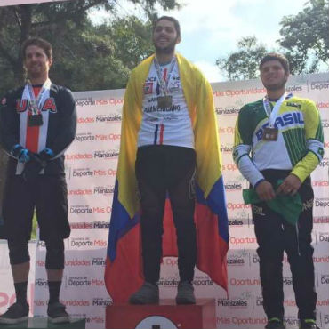 Rafael Gutiérrez, bicampeón Panamericano de DownHill en Manizales (Foto FCC)