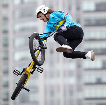 Sebastián Vaca y Estefanía Echeverry abrieron la participación de Colombia en el BMX Freestyle a nivel olímpico