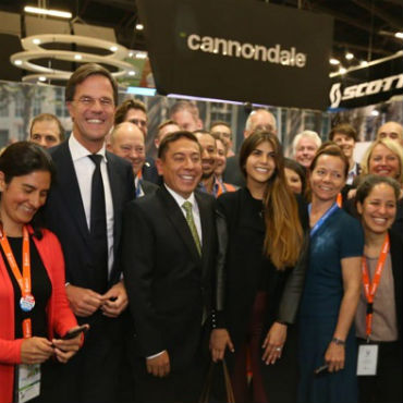 El gobernador Carlos Amaya invitó al mundo a animarse a visitar Corferias. Estuvo acompañado del primer ministro de Holanda, Mark Rutte. (Foto Gobernación Boyacá)