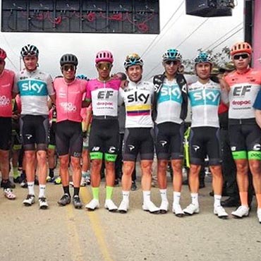 Rigoberto Urán y Chris Froome con varios de los invitados y participantes del Giro de Rigo (Foto ©INDEPORTES Antioquia.)