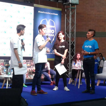 Nairo Quintana durante un conversatorio con niños en Coliseo de Paipa, previo a su Gran Fondo de este sábado