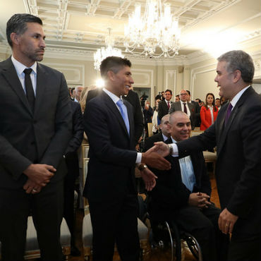 Nairo Quintana y el Presidente de la república Iván Duque durante los 50 años de COLDEPORTES (Fotos Coldeportes)