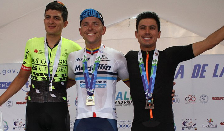Weimar Roldan (Team Medellín), Bryan Gómez y Camilo Castiblanco (Team Iluminated.). (©Foto: Federación Colombiana de Ciclismo)