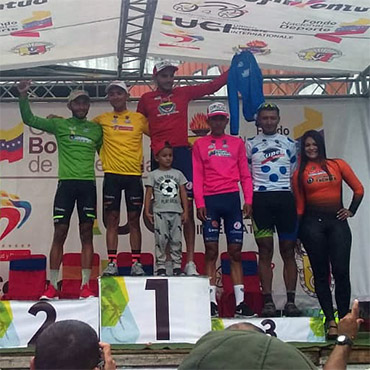 El podio de la tercera etapa de la Vuelta al Táchira encabezado por el líder Jonathan Salinas