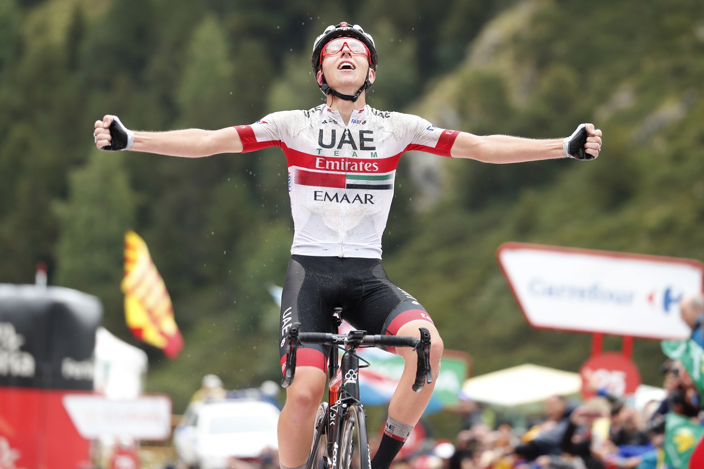 Tadej Pogačar extiende su continuidad con UAE Team Emirates hasta 2024