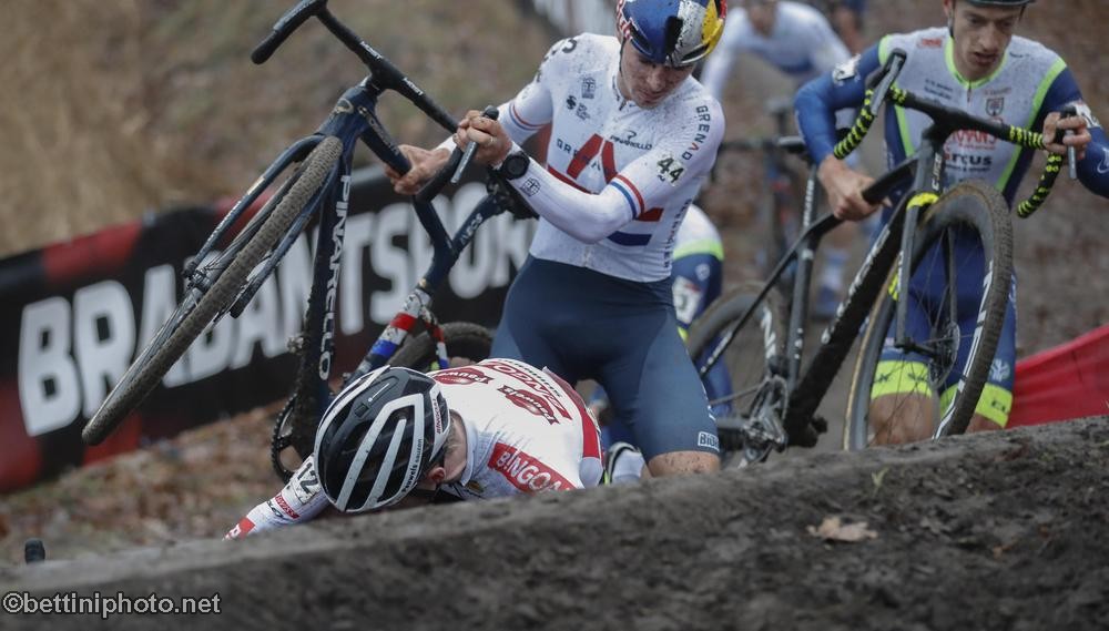 Tom Pidcock logra espectacular victoria en Rucphen en Copa Mundo de Ciclocrós